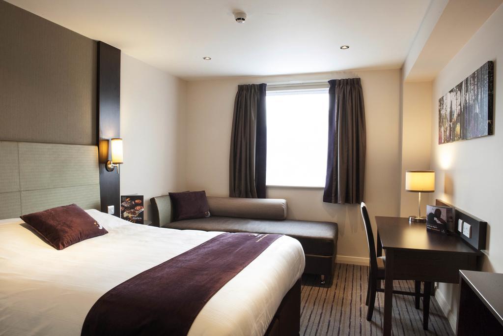 Premier Inn Stevenage Central Exterior foto